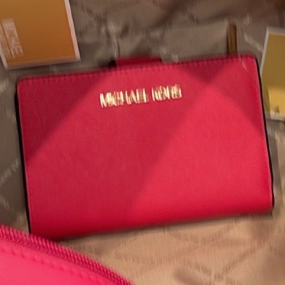 MICHAEL KORS
Medium Crossgrain Leather Wallet
Electric Pink
NWT - Picture 10 of 16